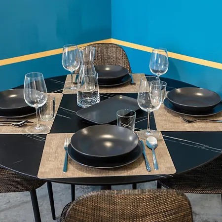 5' From Metro Lima, Design شقة